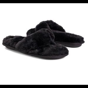 NWT MUK LUKS WOMEN’S Black Fuzzy Thong/FlipFlop Slippers size M (7-8)